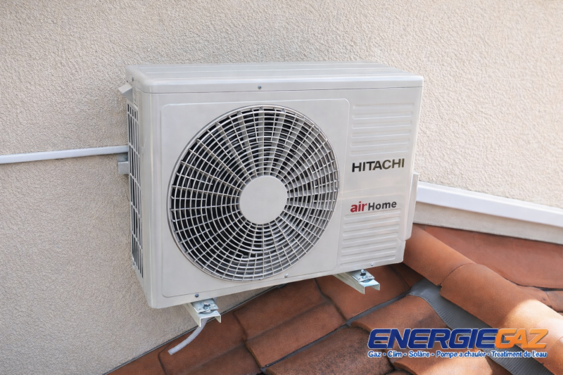 Pose d’un groupe extérieur Hitachi airHome avec fixation murale sécurisée et passage de liaisons protégé. Installation durable et conforme aux normes – Réalisation ENERGIEGAZ.