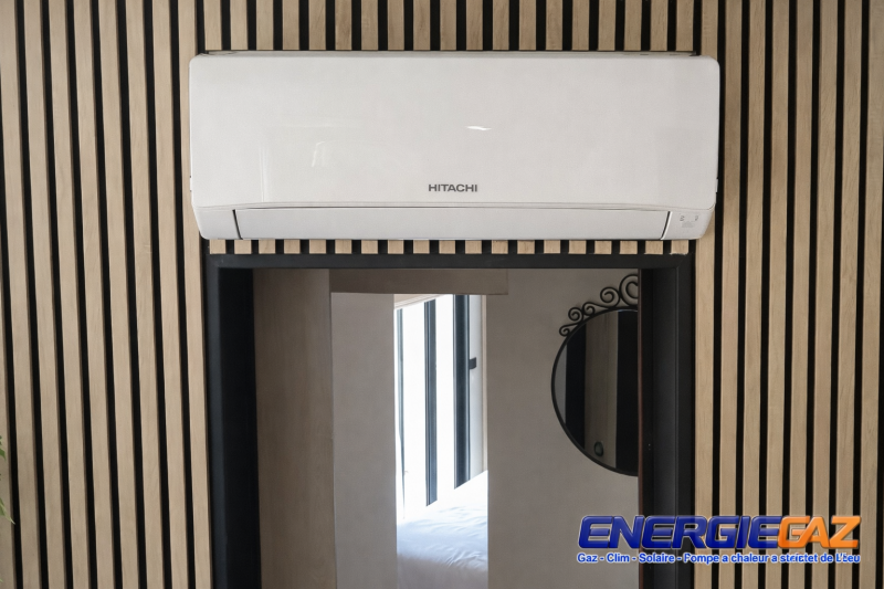 Climatisation Hitachi installée avec précision au-dessus d’un passage de porte. Finitions propres et alignement optimal pour une diffusion homogène de l’air – Installation ENERGIEGAZ.