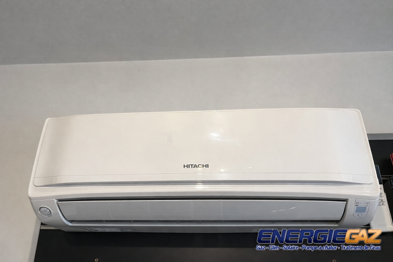 Pose d’une climatisation murale Hitachi avec installation soignée et finitions propres. Intégration discrète et esthétique pour un confort thermique optimal toute l’année – Réalisation ENERGIEGAZ.