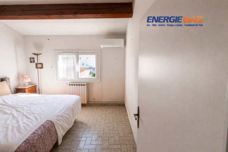 Unité intérieure Hitachi airHome 400 installée dans la chambre pour une diffusion optimale de l’air.