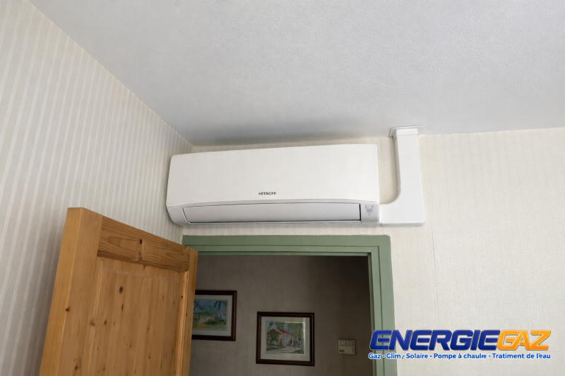 Climatisation Hitachi installée en angle pour une diffusion optimale de l’air – solution confortable et esthétique par ENERGIEGAZ.