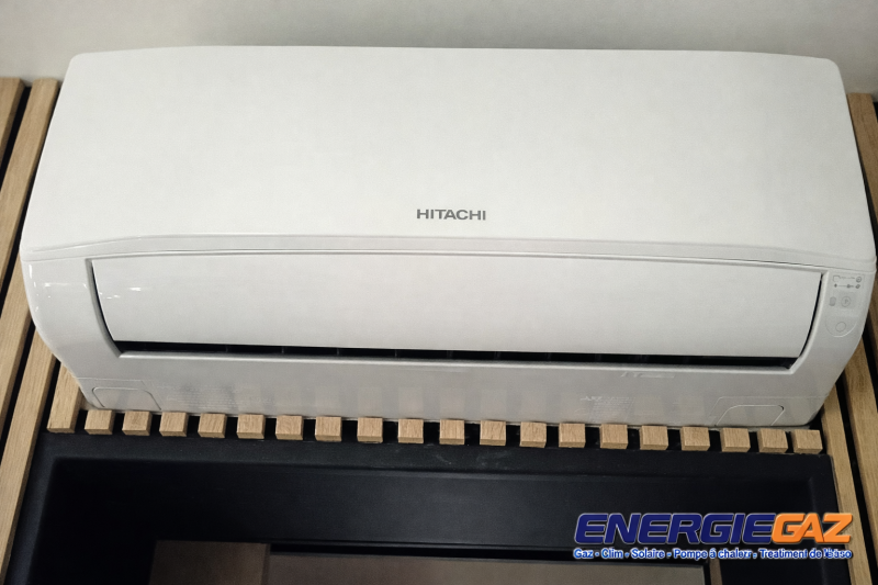 Solution de climatisation Hitachi discrète et performante, intégrée harmonieusement dans l’espace de vie – Confort thermique assuré par ENERGIEGAZ.