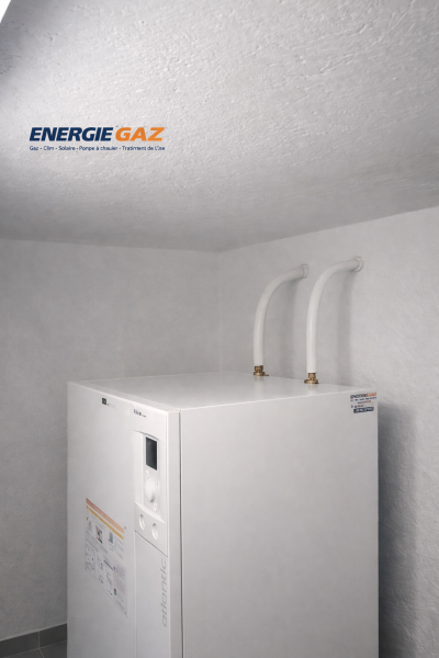 Installation de la pompe à chaleur air/eau Atlantic Alféa Extensa Duo AI 8 réalisée par ENERGIE GAZ avec raccordement au plancher chauffant.