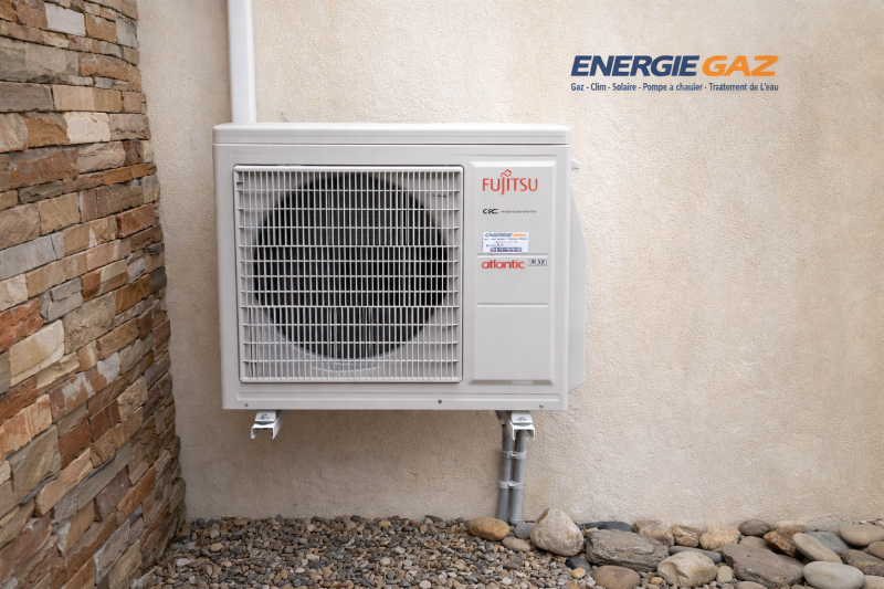 Unité extérieure de la pompe à chaleur Atlantic Alféa Extensa, permettant de capter les calories de l’air pour chauffer efficacement le logement.