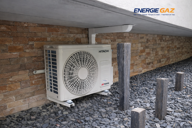 Unité extérieure de la pompe à chaleur Hitachi Air Home 400 permettant le fonctionnement du système de climatisation.