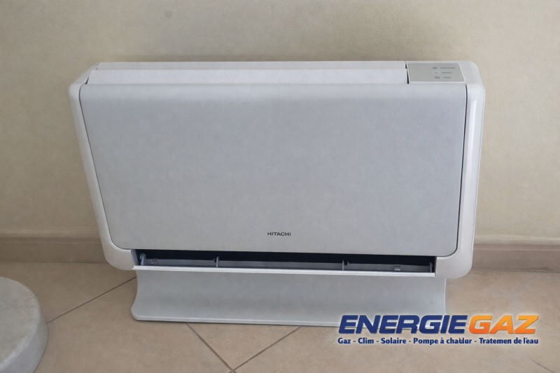 Unité intérieure – Console au sol Shirokuma HITACHI Solution idéale pour les espaces sous fenêtres ou combles aménagés, elle combine performance énergétique et intégration esthétique.