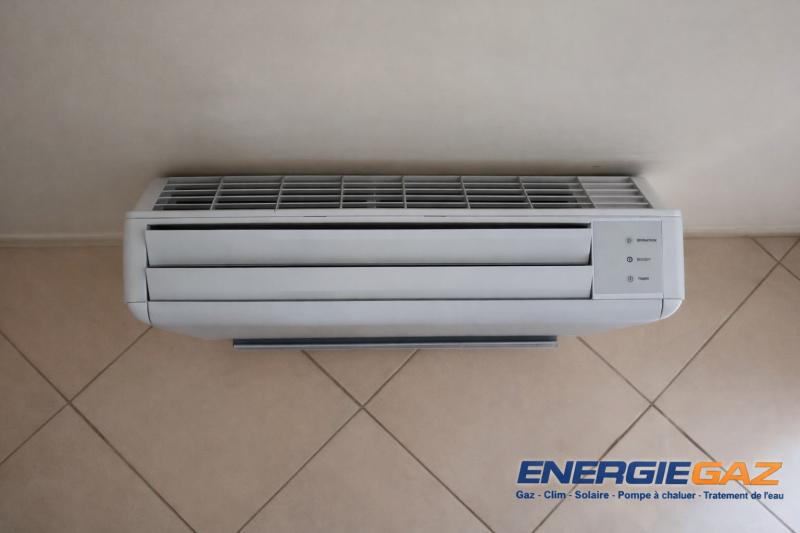 Unité intérieure – Console au sol Shirokuma HITACHI (vue du dessus) Vue supérieure mettant en valeur sa finition soignée et son format compact, parfaitement adapté aux intérieurs modernes.