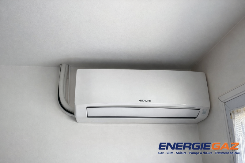 Unité intérieure Hitachi Air Home 400 installée Vue frontale après mise en place, design épuré et système réversible pour un confort été comme hiver.