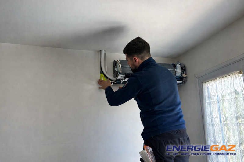 Installation de l’unité intérieure Hitachi Air Home 400 Photo prise pendant la pose murale, avec réglage précis de l’alignement pour garantir performance et bonne diffusion de l’air.