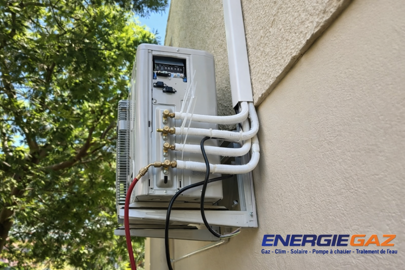 Unité extérieure – Vue latérale Prise de vue mettant en avant l’intégration discrète et le soin apporté aux finitions sur la façade.