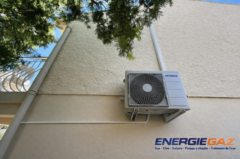 Unité extérieure Hitachi Air Home 400 – Vue de face Implantation soignée assurant une bonne circulation de l’air et un rendement optimal.