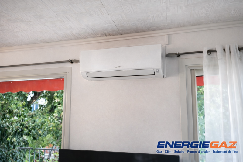 Unité intérieure – Climatisation réversible HITACHI monosplit Vue frontale de l’unité murale installée, assurant chauffage en hiver et climatisation en été grâce au système réversible.