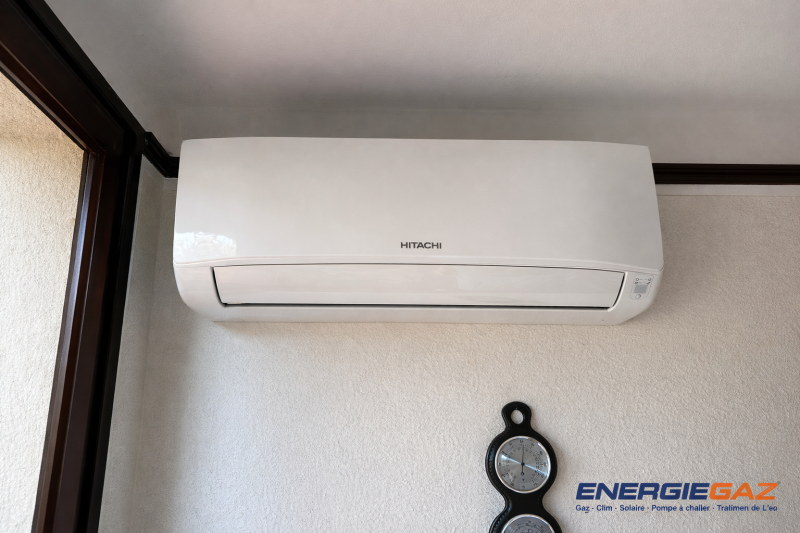 Unité intérieure de climatisation réversible Hitachi Installation murale discrète assurant une diffusion homogène de l’air pour un confort optimal en toute saison.