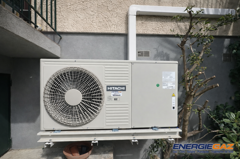 Unité extérieure pompe à chaleur Hitachi air/eau Équipement installé sur console renforcée, conçu pour alimenter le système de chauffage du logement de manière efficace et économique.