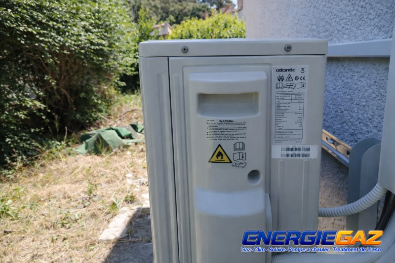 Unité extérieure Atlantic installée Groupe extérieur fixé avec précision pour assurer stabilité et rendement optimal.