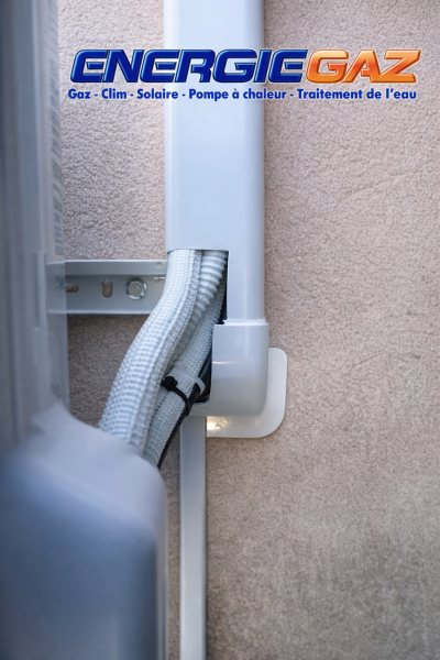 Raccordements frigorifiques et électriques Liaisons réalisées avec soin avant mise en service pour garantir fiabilité et performance.