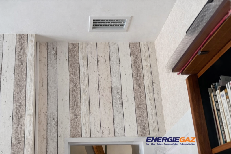 Bouche de soufflage discrète intégrée au plafond du salon 