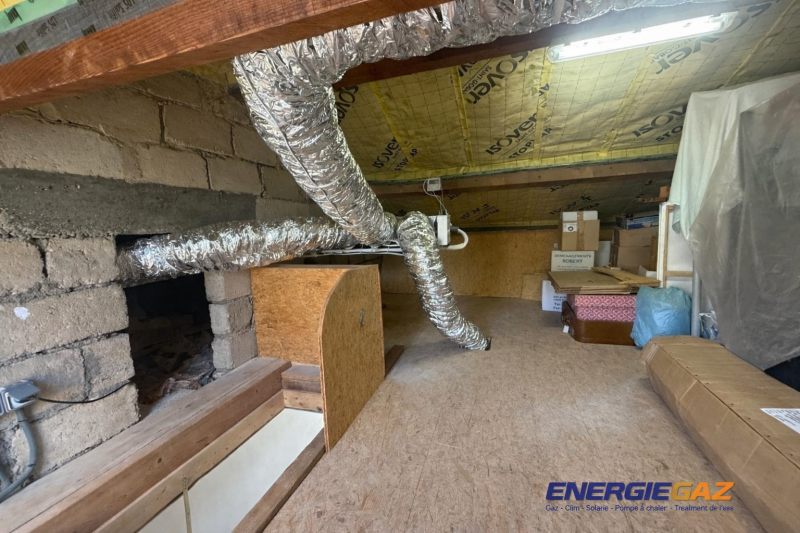 Gaines isolées posées proprement dans les combles pour limiter les pertes de chaleur 