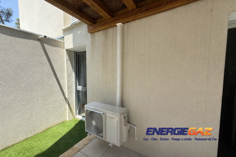 Unité extérieure Atlantic bi-split – Vue latérale Prise de vue de côté mettant en valeur l’intégration discrète et le positionnement optimisé du groupe extérieur