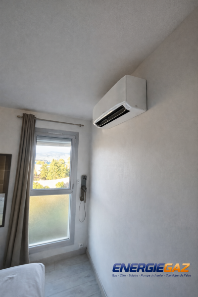 Unité intérieure Hitachi installée par Energie Gaz, assurant un confort thermique optimal en toute saison.