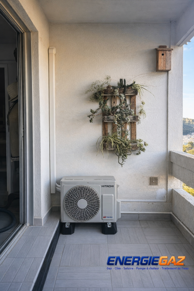 Unité extérieure – Vue de face  Unité extérieure Hitachi installée par Energie Gaz, garantissant performance et efficacité énergétique toute l’année.