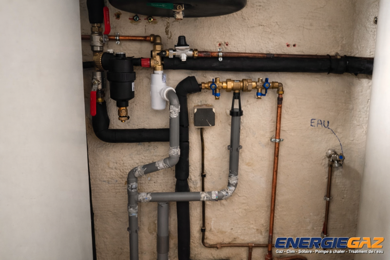 Détail des raccordements hydrauliques et dispositif de filtration – Installation réalisée au Brusc, Six-Fours-les-Plages (Var 83).