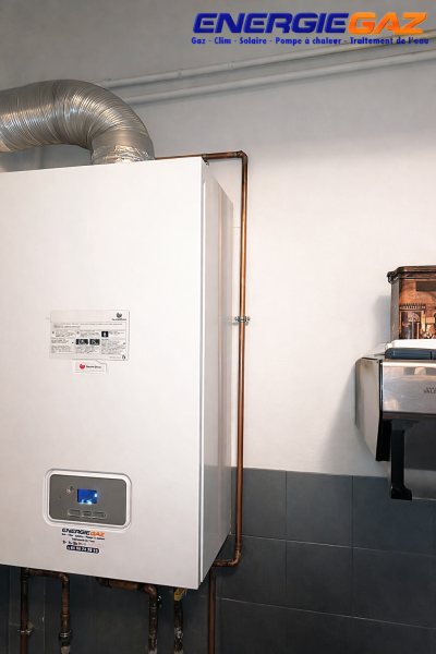 Installation complète de la chaudière gaz avec conduit d’évacuation des fumées et raccordements réalisés par ENERGIE GAZ.