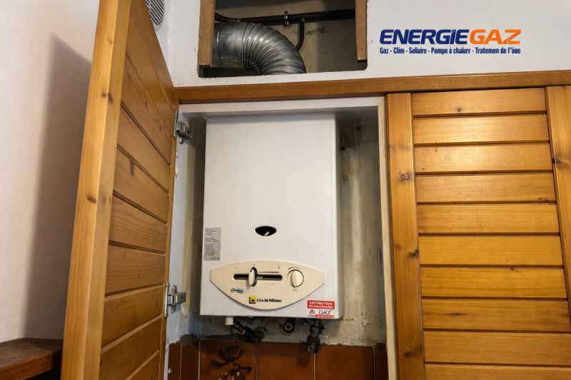 Ancien chauffe-bain ELM Leblanc Ondea avant remplacement.