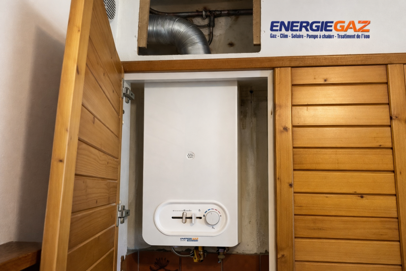 Installation du nouveau chauffe-bain ELM Leblanc Odéas Bas NOx, plus performant et conforme aux normes actuelles.