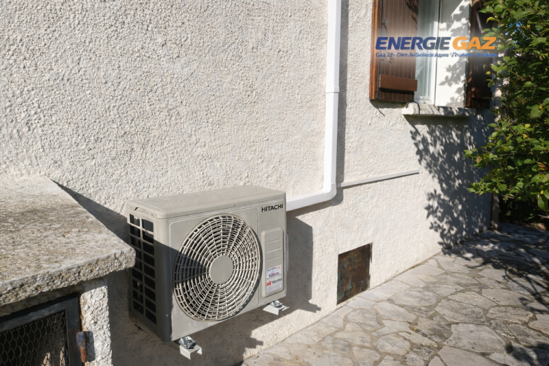 Unité extérieure Hitachi airHome 400 installée à l’extérieur du logement pour assurer le fonctionnement de la pompe à chaleur.