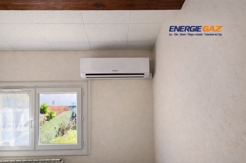 Climatisation murale Hitachi positionnée en hauteur afin d’assurer un confort thermique homogène.