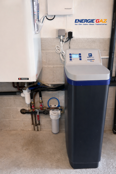Installation d’un adoucisseur hybride North Star avec purificateur d’eau intégré, réalisé par ENERGIE GAZ à Sanary (83). Ce système permet de réduire le calcaire tout en améliorant la qualité de l’eau dans l’ensemble du logement.
