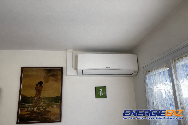 Installation propre et sécurisée des liaisons frigorifiques avec goulotte PVC – finition soignée réalisée par ENERGIEGAZ.