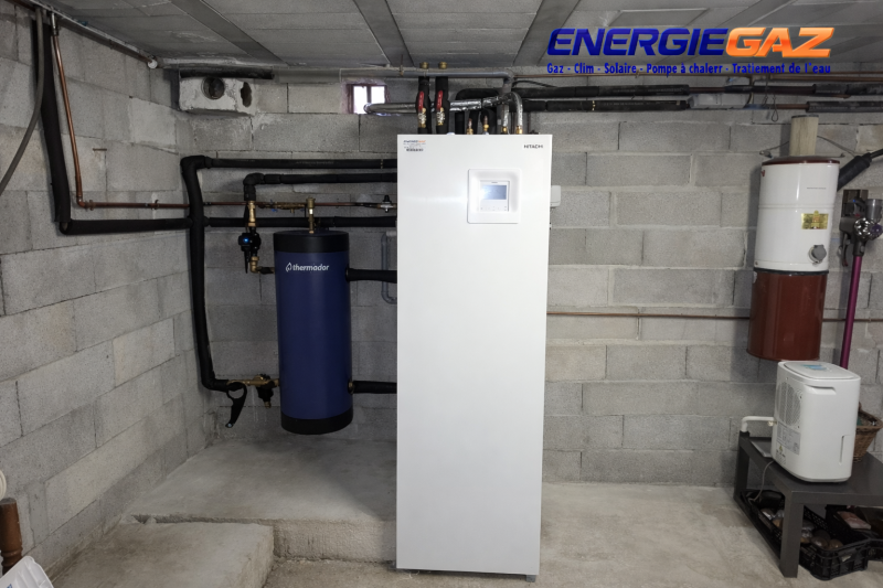 Pompe à chaleur air-eau Hitachi Yutaki S Combi installée pour le chauffage du logement.