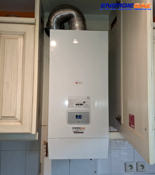 Chaudière gaz Saunier Duval ThemaClassic Bas NOx installée par ENERGIE GAZ dans un meuble de cuisine pour une intégration discrète.