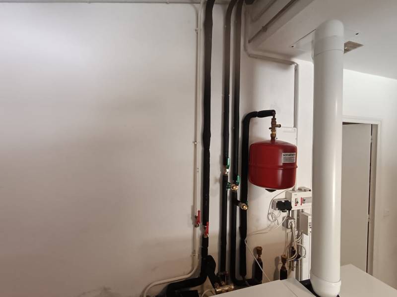 Ballon UPEC 120 L et raccordements  Ballon inox intégré pour une eau chaude immédiate, avec raccordements soignés et accessibles.