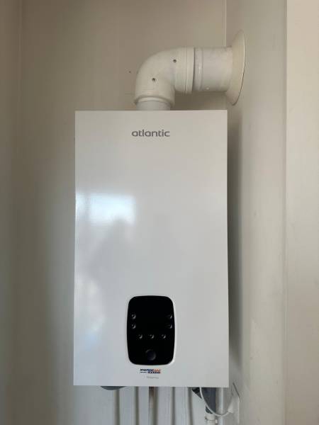 Raccordement et conduit de fumée neufs pour une chaudière gaz performante à La Seyne-sur-Mer (Var).