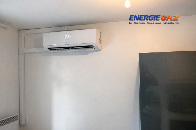 Climatisation murale Bosch bi-split 3,5 kW installée par ENERGIE GAZ pour assurer chauffage et rafraîchissement du logement.