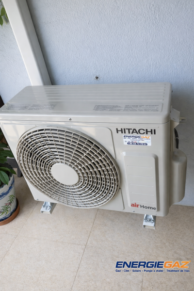 Unité extérieure – Climatisation réversible HITACHI monosplit Bloc extérieur positionné pour garantir une bonne circulation de l’air et un fonctionnement performant et silencieux.