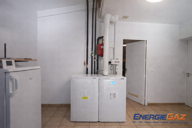 Installation de chaudière Frisquet Vizio Condense Prestige par Energie Gaz, vue de face.