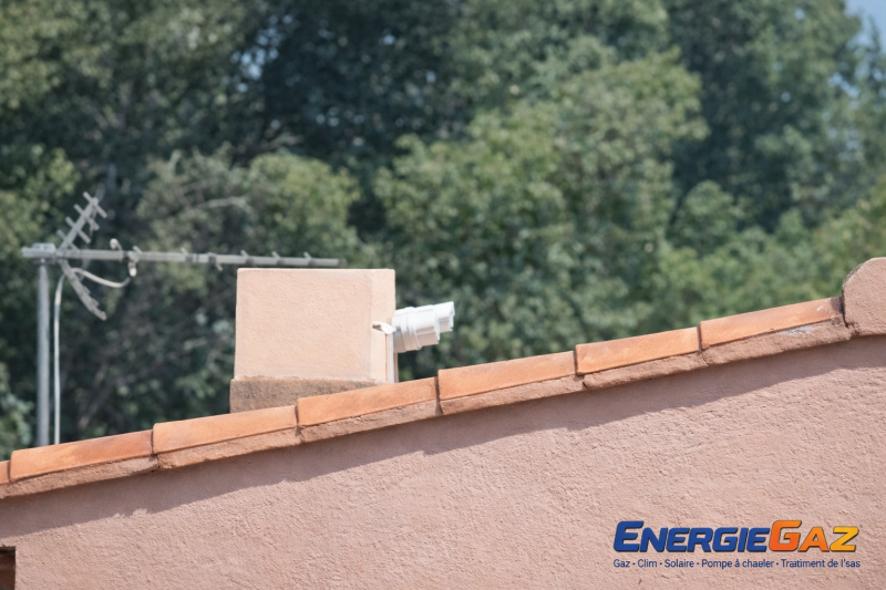 Vue extérieure du conduit de fumée Évacuation discrète et conforme aux normes, intégrée à la façade de manière esthétique.