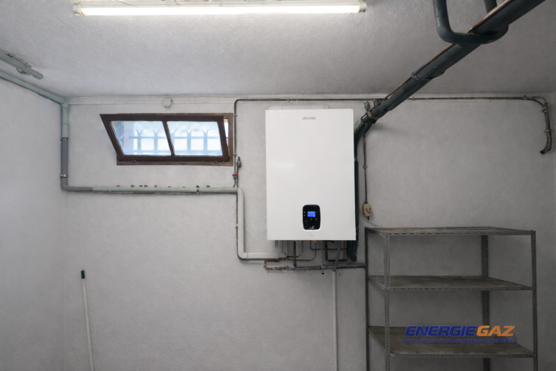 Installation d’une chaudière gaz Atlantic Naema 3 Duo 25 à condensation à Sanary-sur-Mer par ENERGIE GAZ, avec raccordements soignés et mise en service complète.