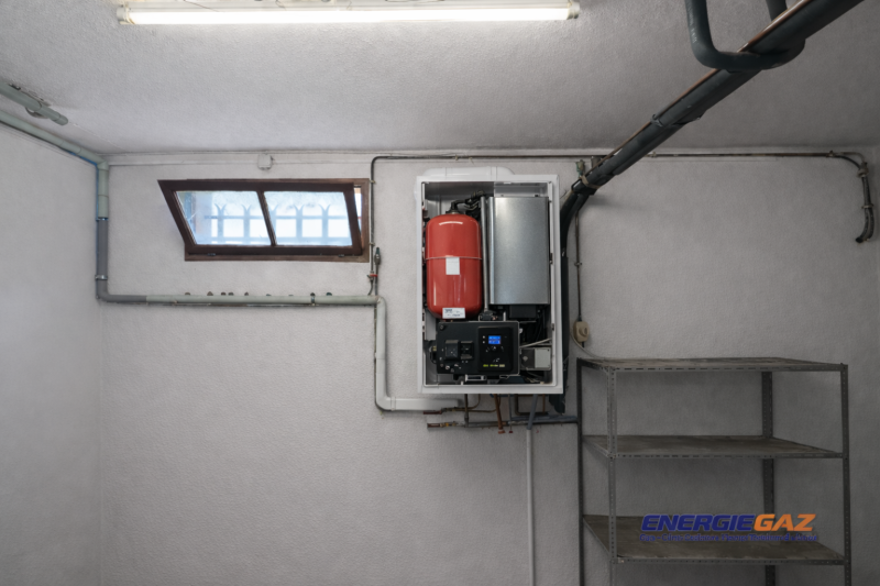 Chaudière Atlantic Naema 3 Duo 25 équipée d’un thermostat programmable et connectée, pilotable à distance via smartphone pour un confort optimal et une gestion précise du chauffage.