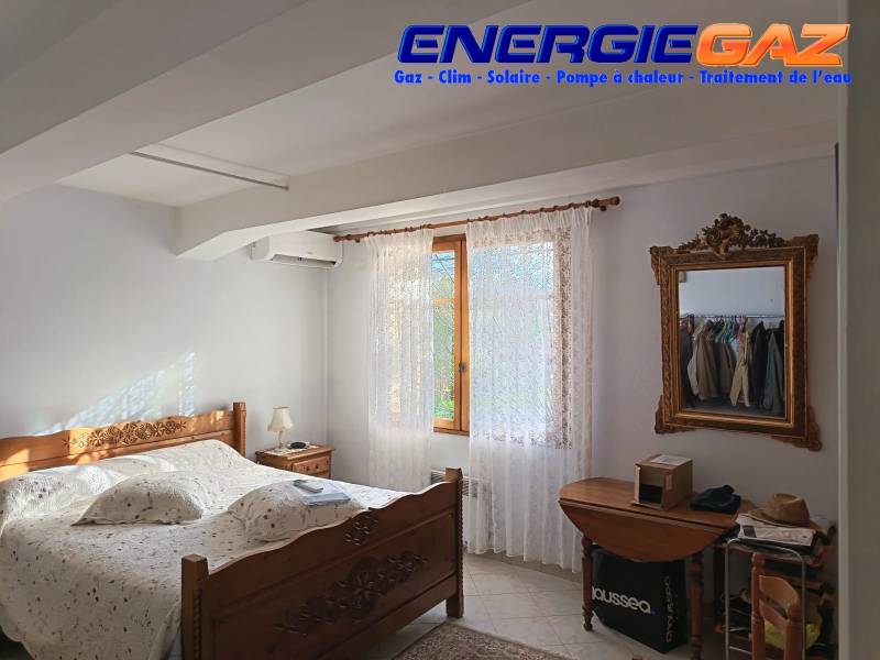 Unité intérieure Hitachi airHome 400 installée dans une chambre pour assurer un confort thermique optimal.