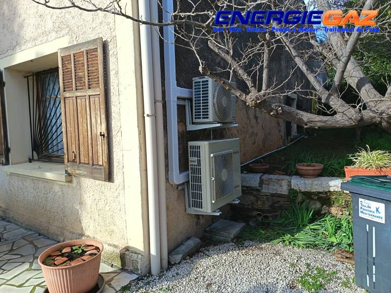 Unités extérieures du système multi-split Hitachi installées pour alimenter plusieurs pièces de l’habitation.