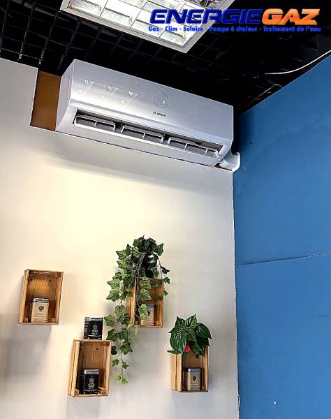 Unité intérieure de climatisation réversible Bosch Climate 3000i installée dans un salon à La Ciotat.