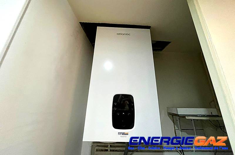 Installation de la chaudière gaz murale après désembouage du réseau de chauffage à Hyeres.