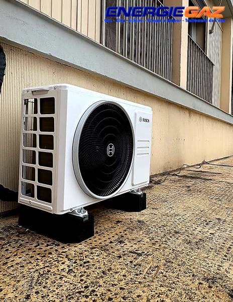 Unité extérieure de la pompe à chaleur air-air Bosch 3000i installée pour assurer le fonctionnement de la climatisation.