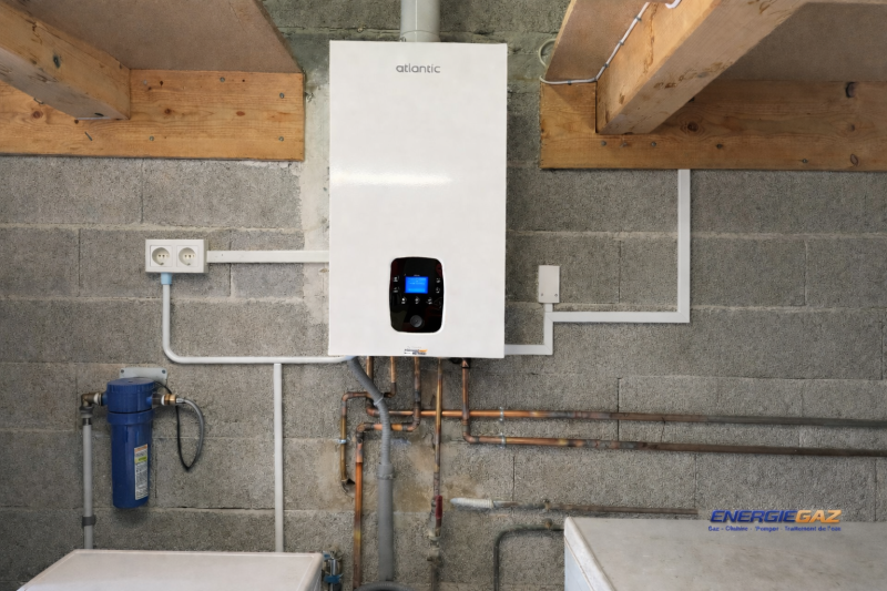 Chaudière gaz à condensation ATLANTIC Naema 3/25 installée par ENERGIE GAZ à La Seyne-sur-Mer (Var), avec réseau de chauffage optimisé après désembouage.
