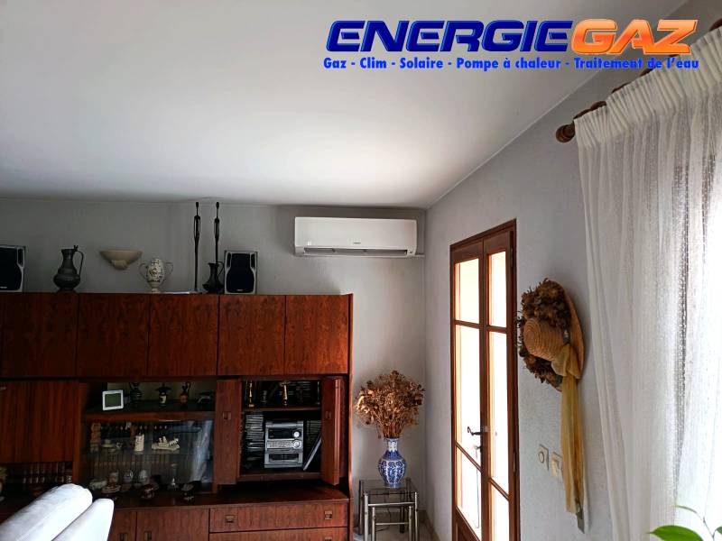 Climatisation murale Hitachi airHome 400 intégrée discrètement dans la pièce de vie.